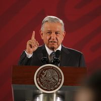 López Obrador defiende y promueve plazas automáticas para maestros normalistas