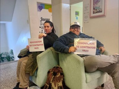 Dos extrabajadores de la municipalidad de Centenario se encadenaron frente al edificio