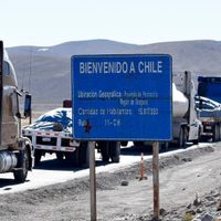 Cientos de camioneros siguen varados en la frontera entre Chile y Bolivia, a 14 grados bajo cero