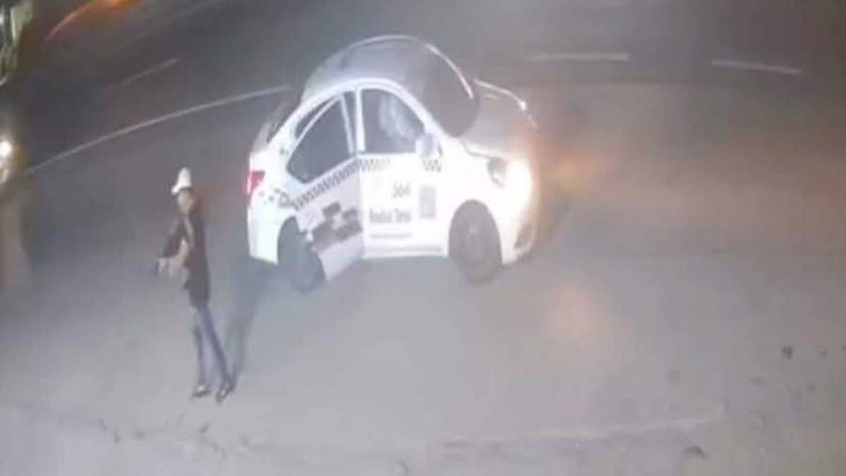 Cámara de vigilancia capta la agresión de un sujeto con un arma larga