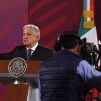 Los adversarios compraron equipo de espionaje para el “golpeteo mediático”: AMLO