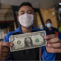 El peso inicia la semana con ganancia; el dólar se vende en 18.60