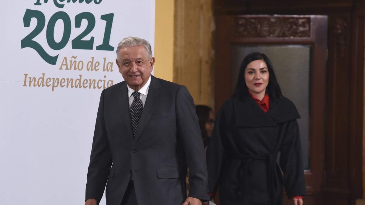 El presidente acompañado de la titular de la sección Quien es Quien en las Mentiras