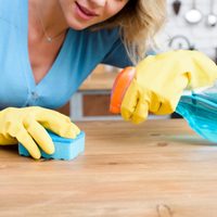 Con solo 4 ingredientes, prepará esta increíble mezcla para eliminar por completo el polvo de tus muebles