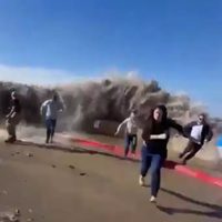 Así fue el impacto de olas gigantes que aterrorizaron a paseantes en playa de California