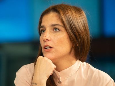 Así es por dentro la casa de Juana Repetto: una planta protagonista en la entrada, cocina moderna y baño innovador