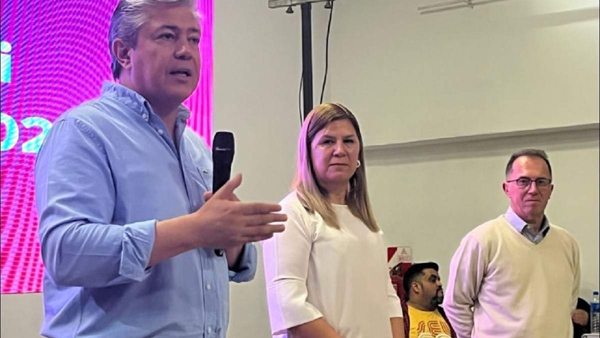 Rolando Figueroa y Gloria Ruiz apoyaron la candidatura de Luis Bertolini en Plottier. Fuente: (Facebook)