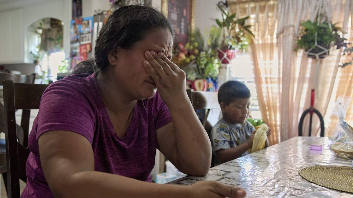 María solloza al relatar el miedo y la ansiedad que siente por sus hijos, incluyendo a Juan, de 4 años, si la detienen los agentes del ICE