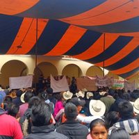 Pobladores de Coyomeapan entregan armas y vehículos oficiales que estaban en su poder