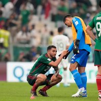 El club alemán Bayer Leverkusen “coquetea” con Luis Chávez tras su golazo a Arabia Saudita