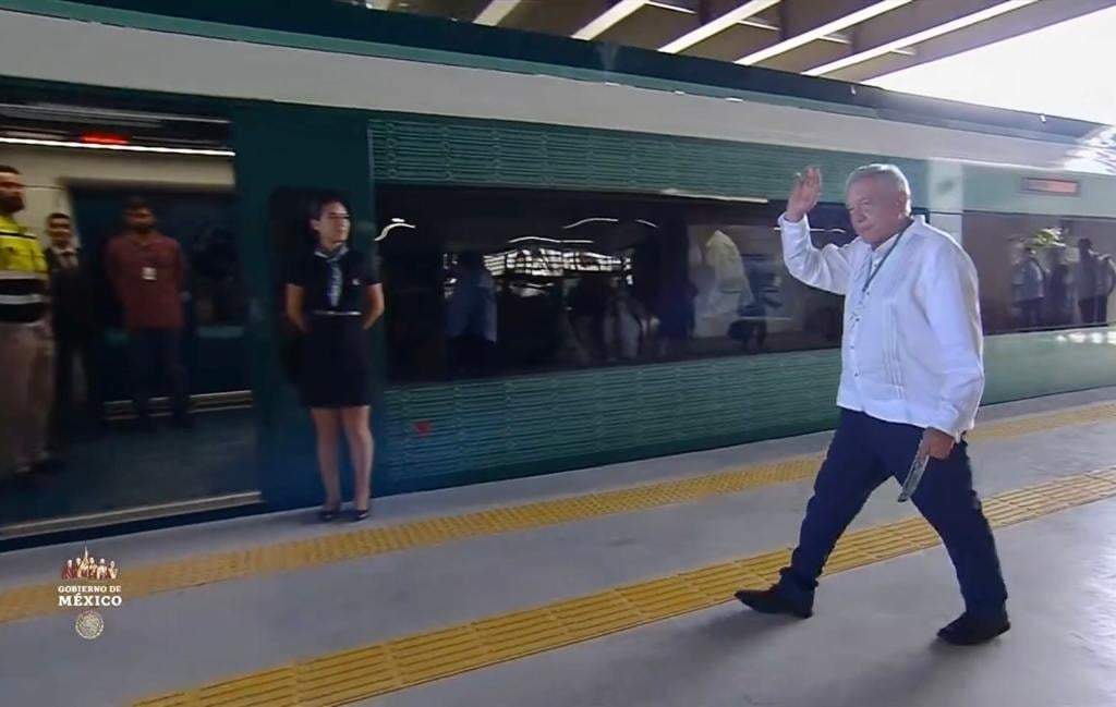AMLO aborda el Tren Maya para su primer recorrido