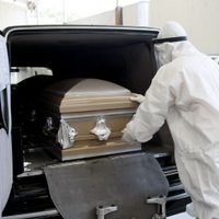 Los contagios de covid-19 se reducen 78% en todo el mundo, pero aumentan 65% las muertes