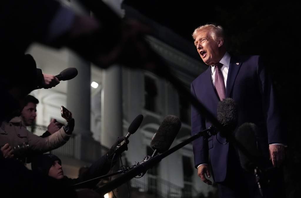 ARCHIVO - El presidente de Estados Unidos, Donald Trump, habla con reporteros antes de embarcar en el Marine One, en la Casa Blanca, el 19 de diciembre de 2025, en Washington
