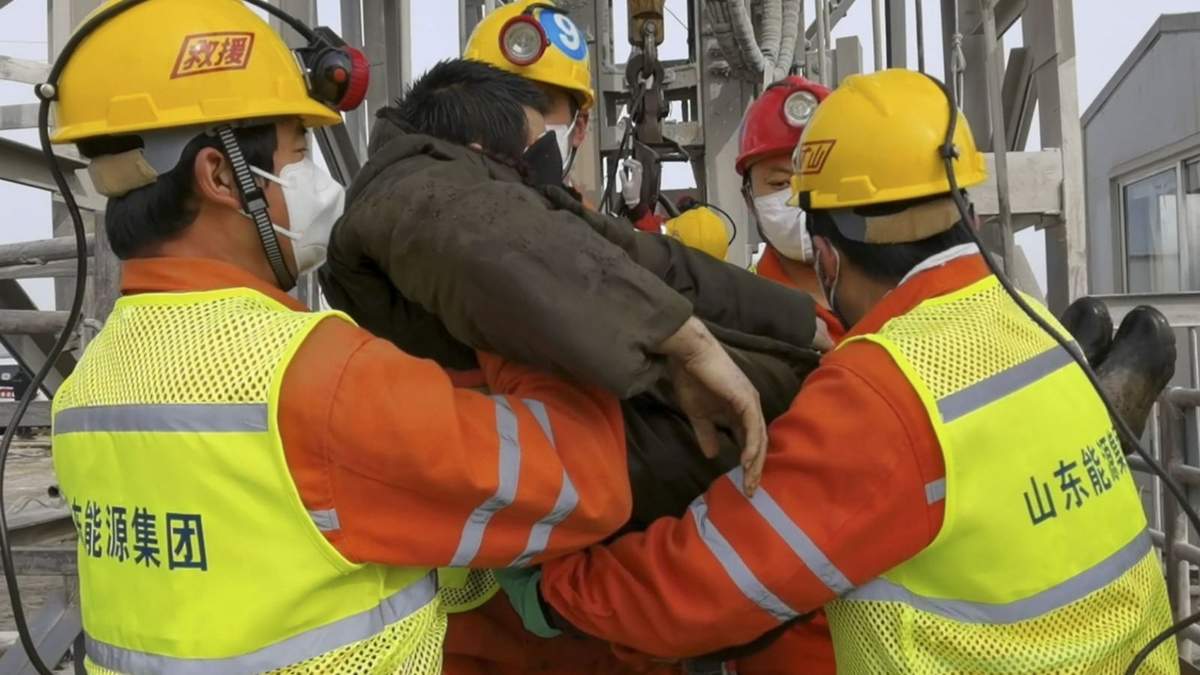 Los mineros del yacimiento de oro en China ha sido localizados con vida. Fuente: (Twitter)