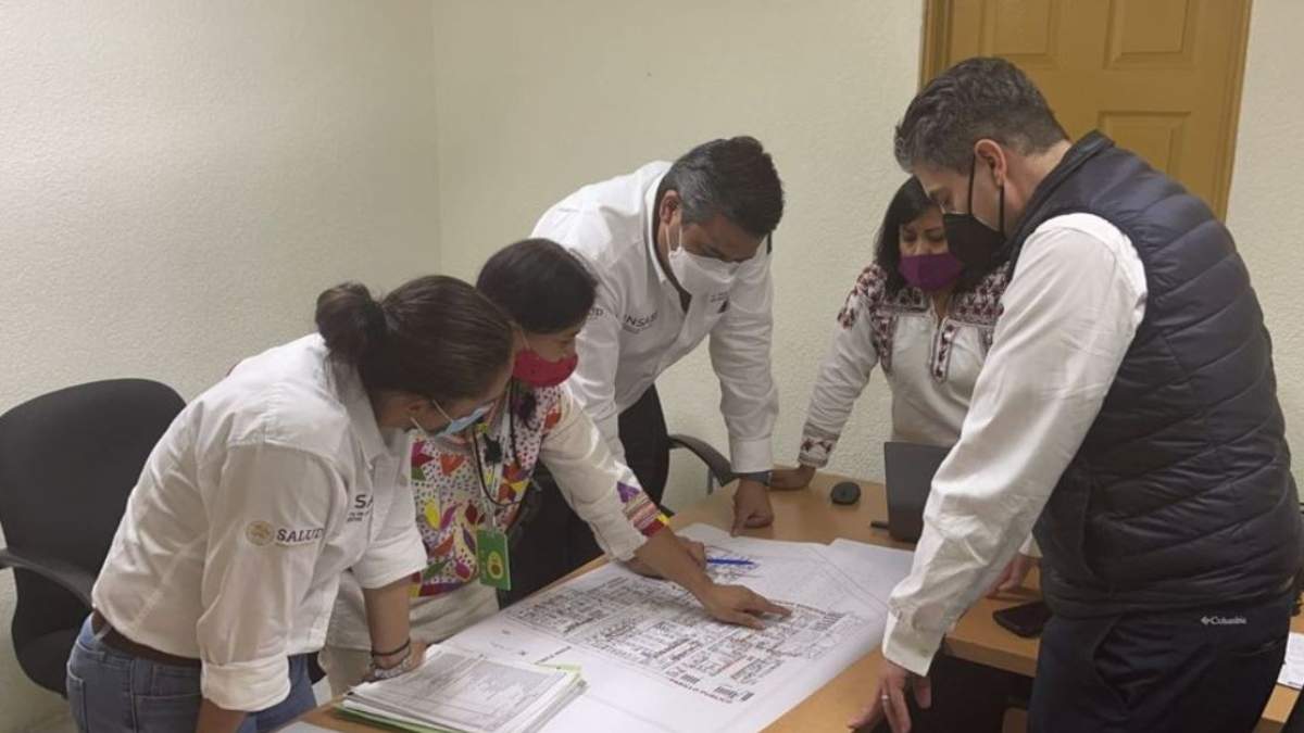 El secretario de Salud de Oaxaca, Juan Carlos Márquez Heine, con funcionarios del Insabi