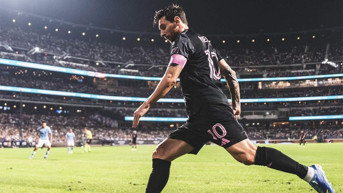 Messi a punto de ejecutar un córner en el Citi Field.