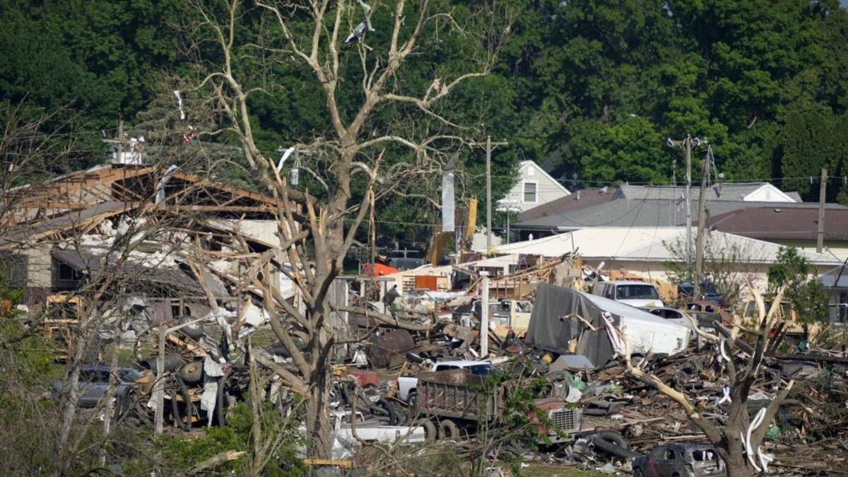 Propiedad dañada por un tornado en Greenfield, Iowa