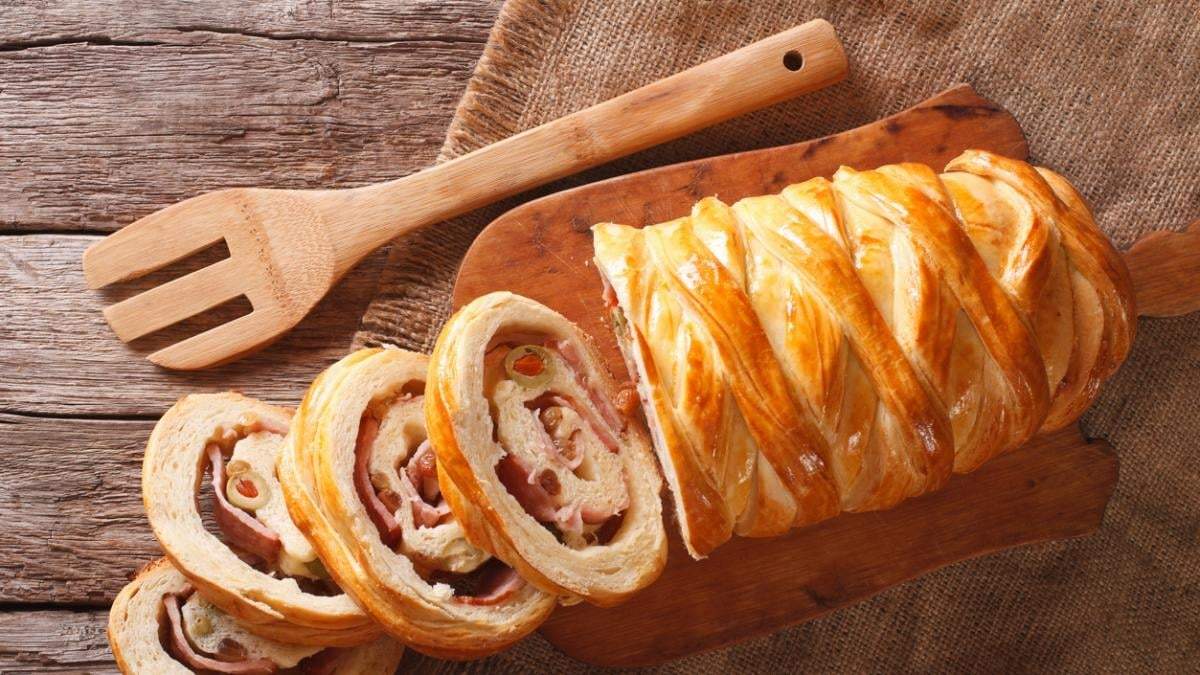 Pan relleno de jamón y queso. Fuente: (X)