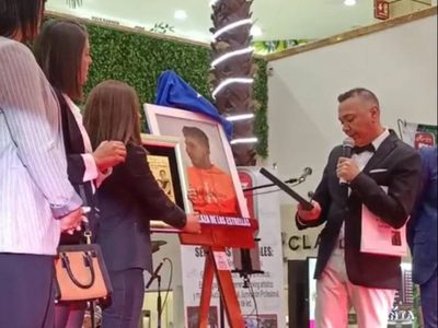 Develan placa de Octavio Ocaña en la Plaza de las Estrellas de la CDMX
