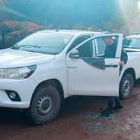 Policías rescataron a una beba del interior de una camioneta