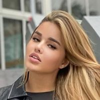 ¿Justo ahí? Anastasiya Kvitko se llenó de arena y no tiene quién la saque... ¡OMG!
