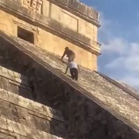 Turista alemán sube a pirámide de Chichén Itzá y visitantes lo golpean (Video)