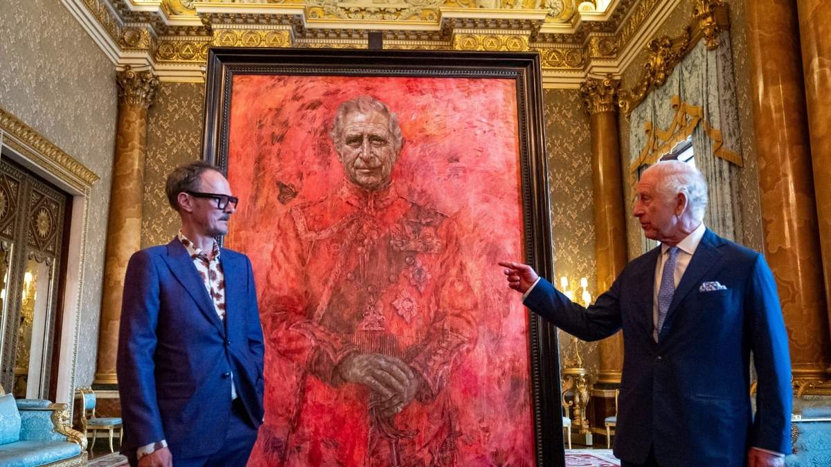 El artista Jonathan Yeo y el rey Carlos III de Reino Unido desvelan el retrato del rey realizado por Yeo en el Palacio de Buckingham