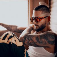 Maluma le habría mandado una fuerte indirecta a Selena Gómez y causó una disputa entre los fans
