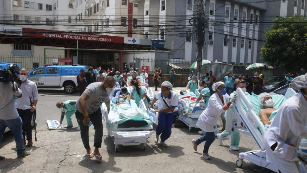 Trabajadores del Hospital Federal de Bonsucesso evacuando a pacientes. Fuente: (Twitter)
