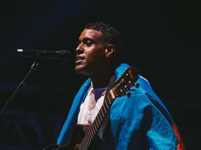 El cantante haitiano Mikaben muere en pleno concierto en París (Video)