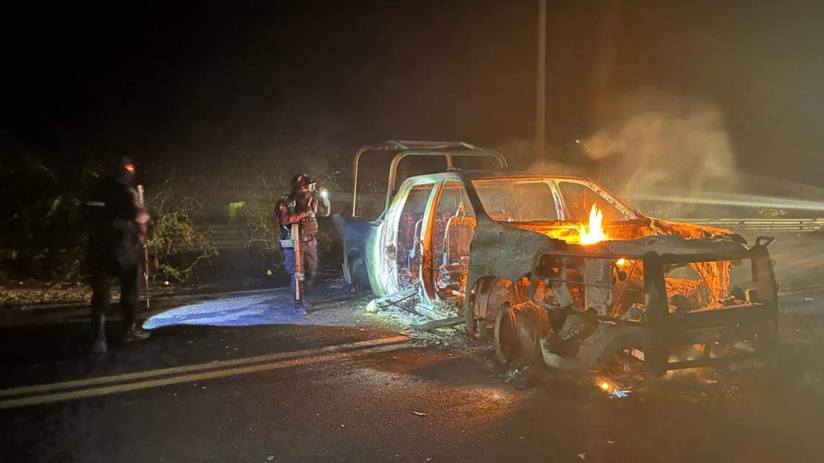 Patrulla de la GN quemada por normalistas de Ayotzinapa en Guerrero