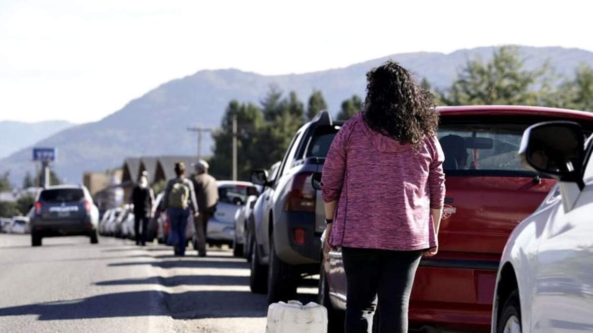 Largas filas para carga nafta en San Martín de los Andes. Fuente: (Twitter)
