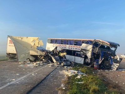 Cuatro muertos tras un choque entre un micro y un camión