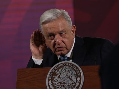 AMLO calla sobre jóvenes desaparecidos en Lagos de Moreno y cuenta chiste: "No oigo"