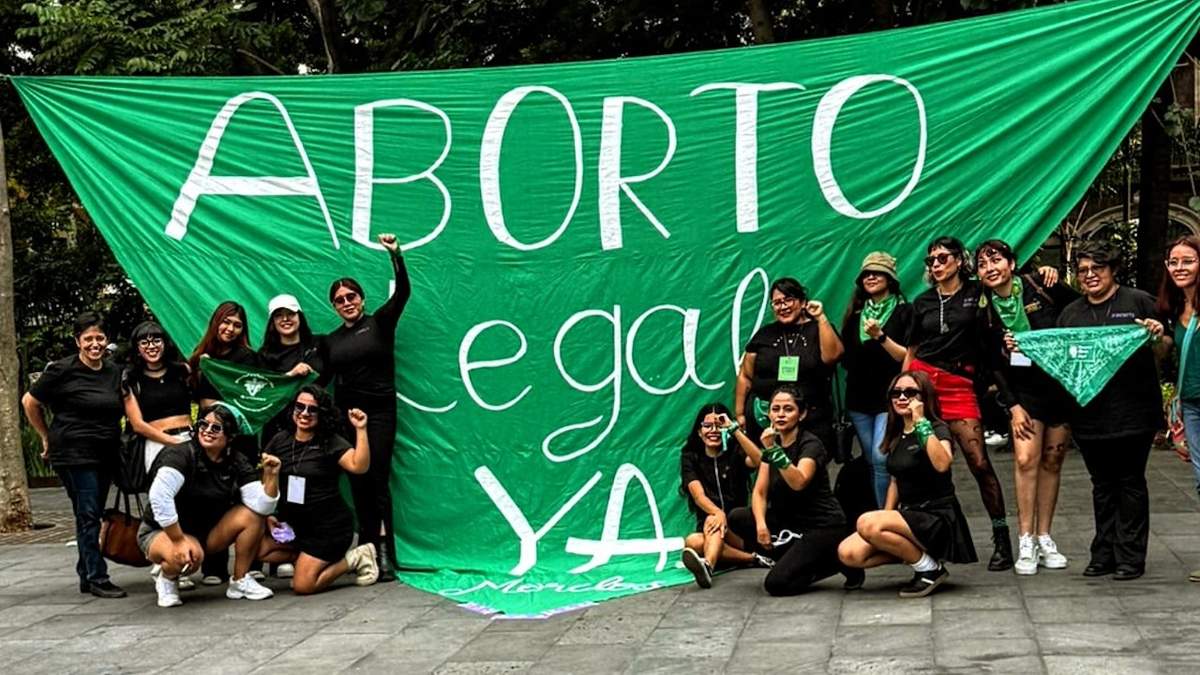 Feministas de Morelos desplegaron un pañuelo verde gigante en la Plaza de Armas