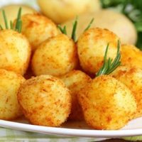Buñuelos de queso: una receta sencilla y deliciosa, bien crocantes y perfectos para el aperitivo o la cena