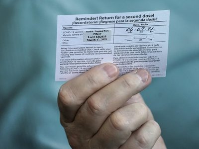 Gobierno de Florida multará a los comercios que exijan el carnet de vacunación a los clientes