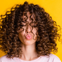 Si tenés bananas muy maduras, no las tires: prepará esta mascarilla mágica y extra hidratante para tu cabello