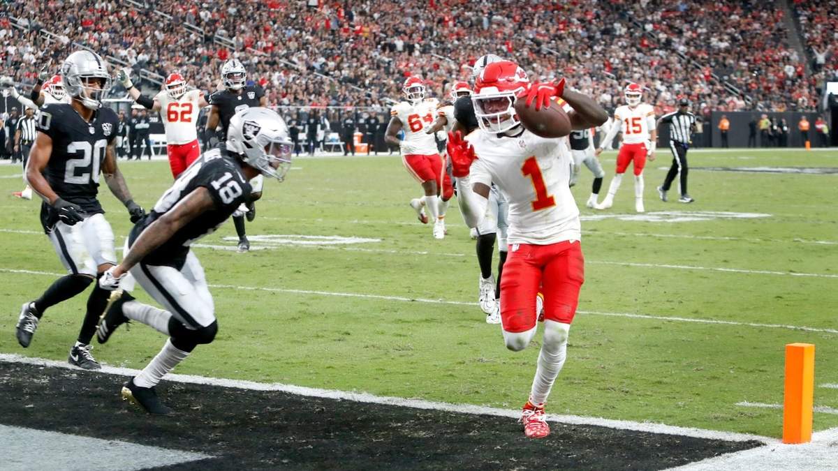 Xavier Worthy (1), wide receiver de los Chiefs de Kansas City, cruza la línea de goal para una anotación ante la mirada de Jack Jones (18), de los Raiders de Las Vegas, durante la segunda mitad del juego de la NFL del domingo 27 de octubre de 2024