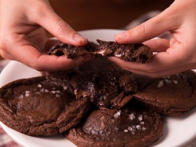 Galletitas de chocolate en sartén con solo 3 ingredientes y versión keto: poné la pava y preparalas ya