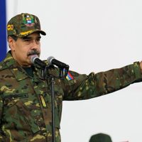 Maduro pide a la Fuerza Aérea que esté "alerta" para defender a Venezuela
