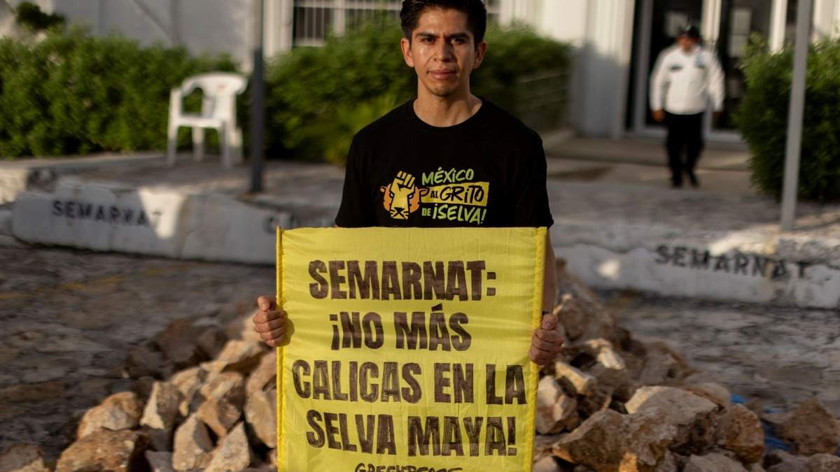 Activistas ambientales de Greenpeace protestan contra la extracción de material pétreo en Tulum, Quintana Roo, el 7 de julio de 2025