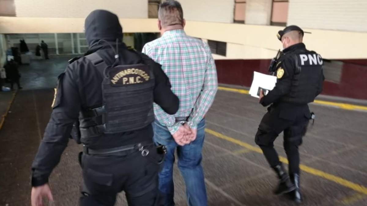 La Policía Nacional Civil de Guatemala detuvo a dos mexicanos, entre ellos el exalcalde de Aguililla
