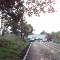 Indígenas bloquean carretera Uruapan-Carápan con vehículos robados