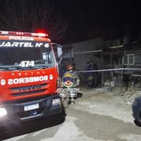 Una joven murió y su hijo quedó internado por un incendio en el barrio Belén