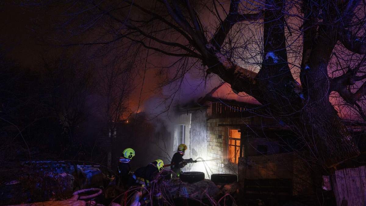 Rescatistas apagan un incendio en un edificio residencial tras un ataque con misiles rusos en Kiev, Ucrania