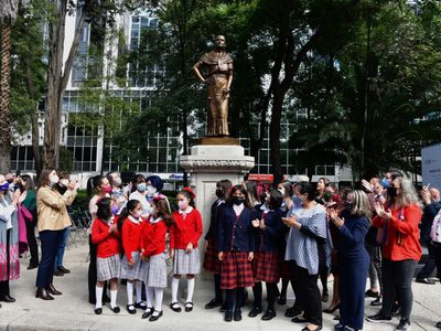Sheinbaum devela estatuas de cuatro mujeres en el Paseo de las Heroínas