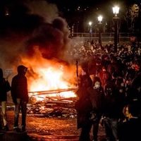Aumentan a 310 los detenidos por las protestas contra la reforma de las pensiones en Francia