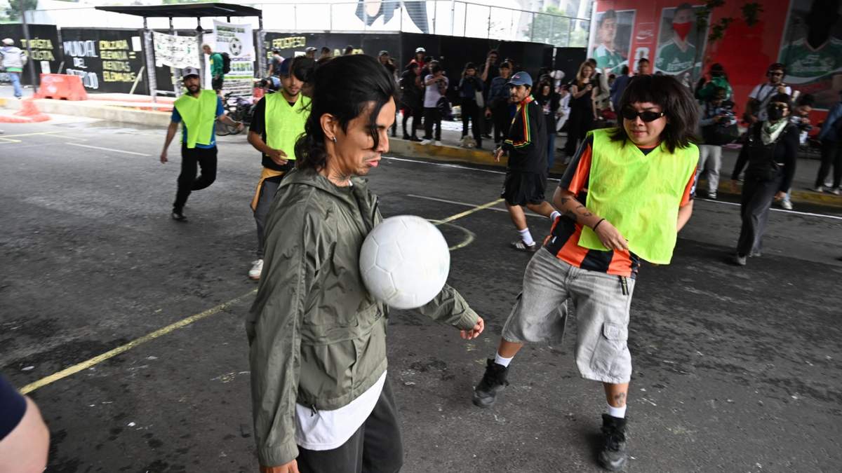 Mientras algunos activistas jugaban futbol, otros hacían una intervención urbana
