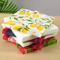 Si tenés un montón de servilletas estampadas, no las tires: transformá tus velas blancas en minutos y sin gastar un peso